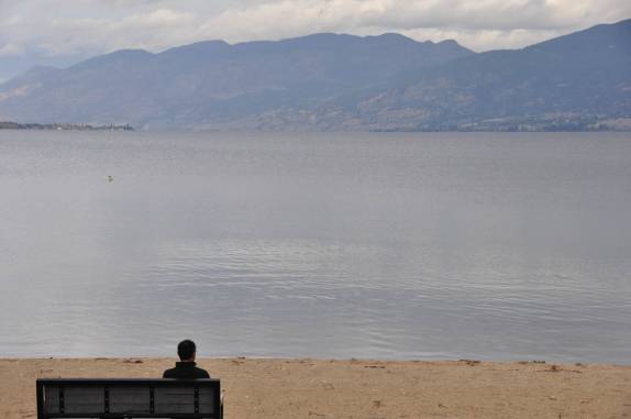 Admirando a bela praia lacustre em Petincton, no Okanagan Valley, no  sul da British Columbia, no Canadá